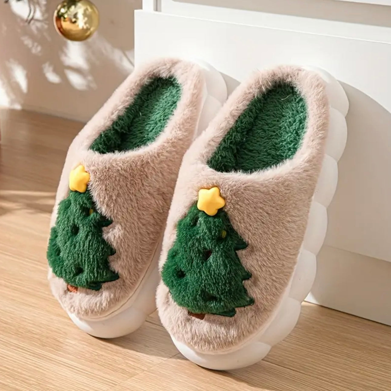 Zenora Men’s Cozy Christmas Tree Plush Slippers